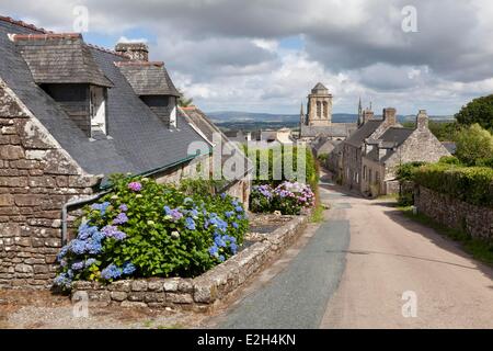 Frankreich Finistere Locronan gekennzeichnet Les Plus Beaux Dörfer de France (die schönsten Dörfer Frankreichs) malerischen Straße mit Kirche von St. Ronan im Hintergrund Stockfoto