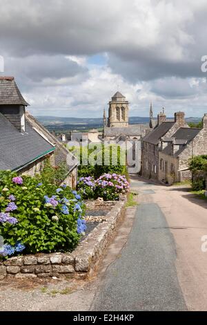 Frankreich Finistere Locronan gekennzeichnet Les Plus Beaux Dörfer de France (die schönsten Dörfer Frankreichs) malerischen Straße mit Kirche von St. Ronan im Hintergrund Stockfoto