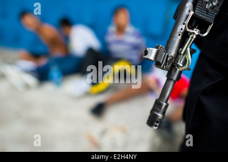 Die angebliche Mara Salvatrucha Gruppemitglieder von der Notfallstation Polizei festgenommen werden in San Salvador, El Salvador gesehen. Stockfoto