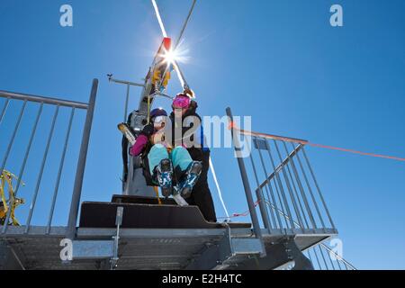 Frankreich Savoie Orelle Val Thorens Trois Vallées Ski Gebiet Ziplining höchsten in der Welt (1300m lang und 250m hoch) Abfahrt ist auf 3250m Höhe Frau Stockfoto