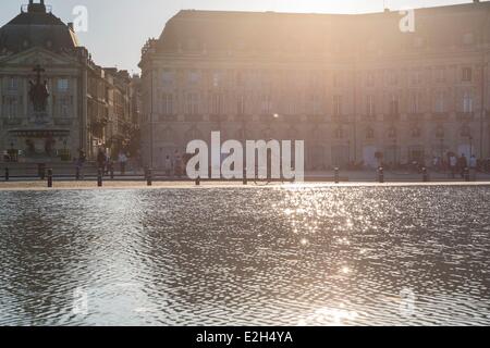 Gegend von Frankreich Gironde Bordeaux klassifiziert Welterbe von UNESCO Sonnenuntergang über Wasserspiegel und Place De La Bourse Stockfoto