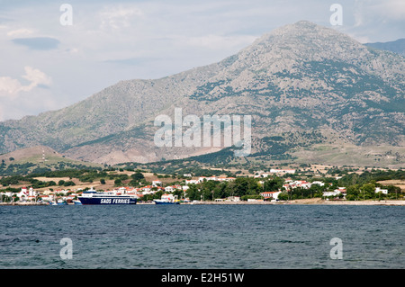 Die Hafenstadt Kamariotissa auf der griechischen Insel Samothraki, in der thrakischen See in der nördlichen Ägäis, Thrakien, Griechenland. Stockfoto