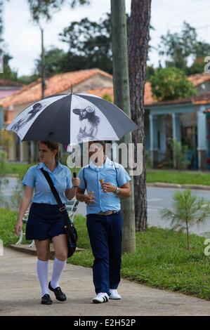 Provinz von Kuba Pinar del Rio Vinales Vinales Tal als Weltkulturerbe durch die UNESCO Schüler und SchülerInnen auf Vinales Straße Stockfoto