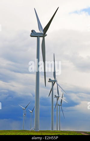 Windgeneratoren machen Strom macht Städte und Dörfer in das Stromnetz eingespeist. Stockfoto