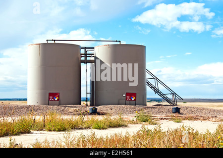 Lagertanks für Rohöl auf dem gut Standort. Stockfoto