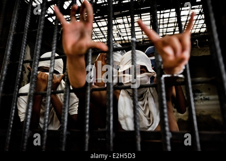 Die Mara Salvatrucha Gruppemitglieder Anzeichen Finger repräsentieren ihre Bande während der Haft in San Salvador, El Salvador. Stockfoto