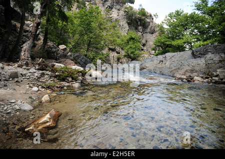 Ein Wasserfall auf dem Fluss Fonias, auf der nordgriechischen Insel Samothraki, Nord-Ägäis, Thrakien, Griechenland Stockfoto