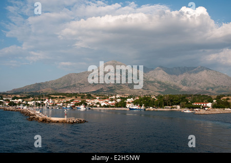 Die Hafenstadt Kamariotissa auf der griechischen Insel Samothraki, in der thrakischen See in der nördlichen Ägäis, Thrakien, Griechenland. Stockfoto