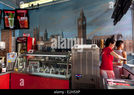 Prager Süßwarenladen, Cafe Ovocny Svetozor Karlin District Prag mit London Motiven Stockfoto