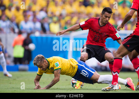 Neymar (BRA), Jose Juan Vazquez (MEX), 17. Juni 2014 - Fußball / Fußball: FIFA World Cup Brasilien 2014 Gruppe A Spiel zwischen Brasilien 0: 0 Mexiko in der Arena Castelao in Fortaleza, Brasilien. (Foto von Maurizio Borsari/AFLO) Stockfoto