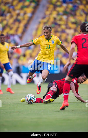 Neymar (BRA), Jose Juan Vazquez (MEX), 17. Juni 2014 - Fußball / Fußball: FIFA World Cup Brasilien 2014 Gruppe A Spiel zwischen Brasilien 0: 0 Mexiko in der Arena Castelao in Fortaleza, Brasilien. (Foto von Maurizio Borsari/AFLO) Stockfoto