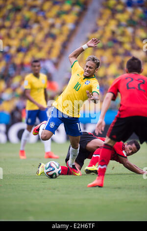 Neymar (BRA), Jose Juan Vazquez (MEX), 17. Juni 2014 - Fußball / Fußball: FIFA World Cup Brasilien 2014 Gruppe A Spiel zwischen Brasilien 0: 0 Mexiko in der Arena Castelao in Fortaleza, Brasilien. (Foto von Maurizio Borsari/AFLO) Stockfoto