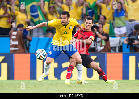 Fred (BRA), Rafael Marquez (MEX), 17. Juni 2014 - Fußball / Fußball: FIFA World Cup Brasilien 2014 Gruppe A Spiel zwischen Brasilien 0: 0 Mexiko in der Arena Castelao in Fortaleza, Brasilien. (Foto von Maurizio Borsari/AFLO) Stockfoto