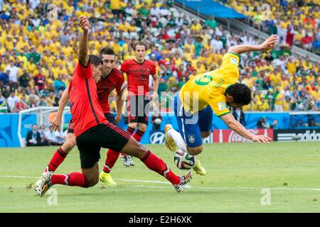 Francisco Javier Rodriguez (MEX), Fred (BRA), 17. Juni 2014 - Fußball / Fußball: FIFA World Cup Brasilien 2014 Gruppe A Spiel zwischen Brasilien 0: 0 Mexiko in der Arena Castelao in Fortaleza, Brasilien. (Foto von Maurizio Borsari/AFLO) Stockfoto