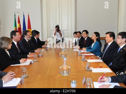 Lissabon, Portugal. 18. Juni 2014. Liu Yunshan (2. R), Mitglied des ständigen Ausschusses des Politbüros des Zentralkomitees der kommunistischen Partei Chinas, trifft sich mit Antonio Jose Seguro (2 L), Generalsekretär der Sozialistischen Partei (PS), in Lissabon, Portugal, 18. Juni 2014. © Rao Aimin/Xinhua/Alamy Live-Nachrichten Stockfoto