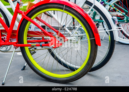 Roten Fahrrad. Detailansicht von Fahrrädern, auf der Straße in einer Reihe stehend Stockfoto