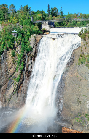 Montmorency fällt mit Regenbogen und blauer Himmel in der Nähe von Quebec City. Stockfoto