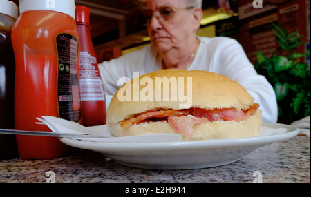 Speck-Bap oder Cob wie in einem englischen Café serviert. Stockfoto