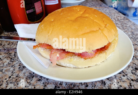 Speck-Bap oder Cob wie in einem englischen Café serviert. Stockfoto