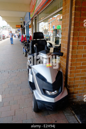 Ein Elektromobil auf einer uk-Höhe Straße Stockfoto