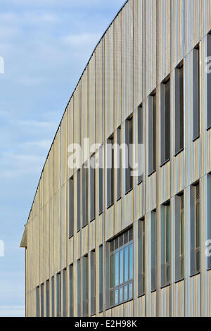 Notre Dame Catholic College, Everton, Vereinigtes Königreich. Architekt: Sheppard Robson, 2014. Fassade-Perspektive mit bogenförmigen Dach. Stockfoto