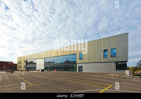 Notre Dame Catholic College, Everton, Vereinigtes Königreich. Architekt: Sheppard Robson, 2014. Ecke Höhe mit Spielfeld. Stockfoto