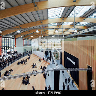 Notre Dame Catholic College, Everton, Vereinigtes Königreich. Architekt: Sheppard Robson, 2014. Interne Fußböden und Trennwände mit mult Stockfoto