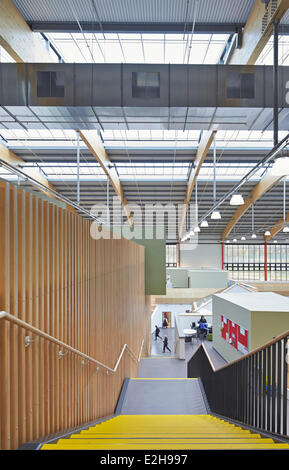 Notre Dame Catholic College, Everton, Vereinigtes Königreich. Architekt: Sheppard Robson, 2014. Treppe, Blick nach unten. Stockfoto