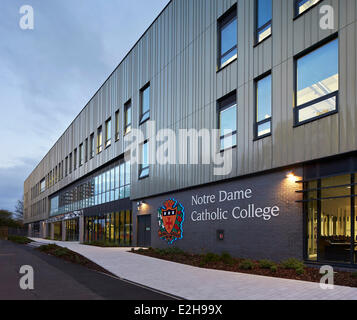 Notre Dame Catholic College, Everton, Vereinigtes Königreich. Architekt: Sheppard Robson, 2014. Perspektive der Haupteingang in der Abenddämmerung. Stockfoto