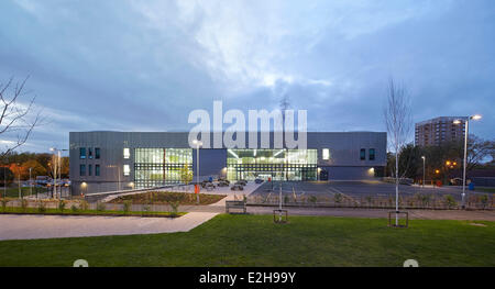 Notre Dame Catholic College, Everton, Vereinigtes Königreich. Architekt: Sheppard Robson, 2014. Hintere Höhe in der Abenddämmerung. Stockfoto