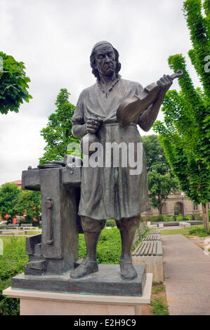 Denkmal für Antonio Stradivari außerhalb des Museo del Violino Violine Museum, Cremona, Lombardei, Italien Stockfoto