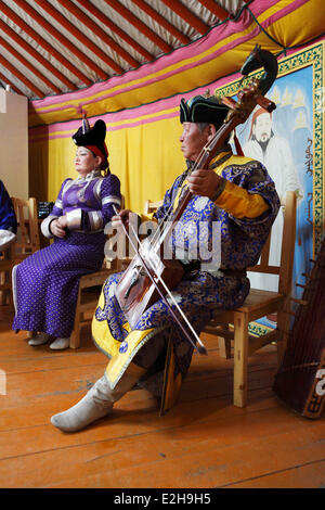 Mann in der Tracht der Khalkha Mongolen spielen die Pferdekopf Geige, Kharkhorin, südlichen Steppe Stockfoto