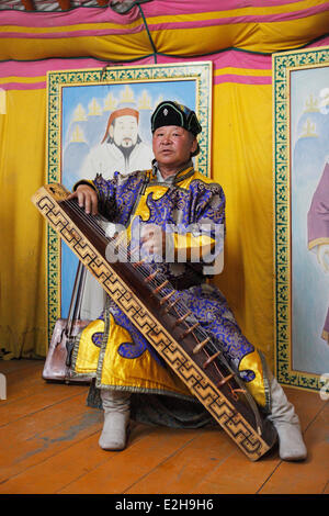 Mann in der Tracht der Khalkha Mongolen spielen der mongolischen Zither, Kharkhorin, Steppe Stockfoto