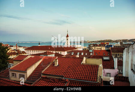 Blick auf den Tejo über die Dächer, Bairro Alto, Lissabon, Portugal Stockfoto