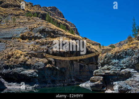 Zuletzt über dem Apurimac, gewebt Qu'eswachaka Hängebrücke, Seilbrücke aus peruanischen Feathergrass (Stipa Ichu), Stockfoto