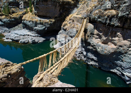 Zuletzt über dem Apurimac, gewebt Qu'eswachaka Hängebrücke, Seilbrücke aus peruanischen Feathergrass (Stipa Ichu), Stockfoto