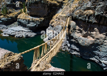 Zuletzt über dem Apurimac, gewebt Qu'eswachaka Hängebrücke, Seilbrücke aus peruanischen Feathergrass (Stipa Ichu), Stockfoto