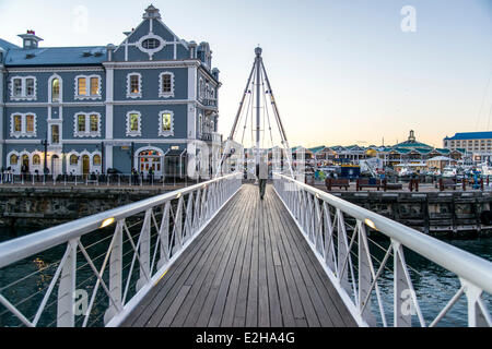 Drehbrücke und afrikanischen Handelsposten, Victoria und Alfred Waterfront, Cape Town, Western Cape, Südafrika Stockfoto