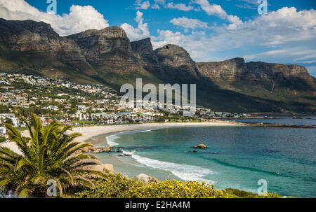 Camps Bay mit der zwölf Apostel Bergkette, Kap-Halbinsel, Cape Town, Western Cape, Südafrika Stockfoto