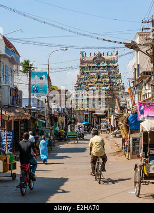Straßenszene mit Tempel, Tiruchirappalli, Tamil Nadu, Indien Stockfoto