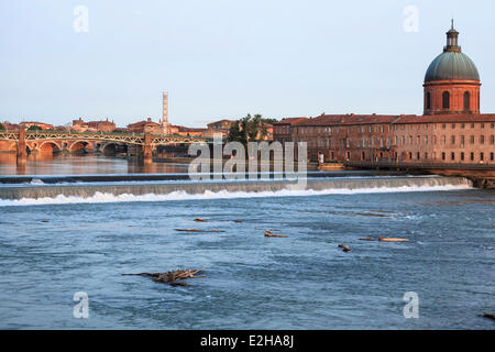 Der Fluss Garonne, im Rücken Hôpital De La Grave im Abendlicht, Toulouse, Midi-Pyrenäen-Frankreich Stockfoto