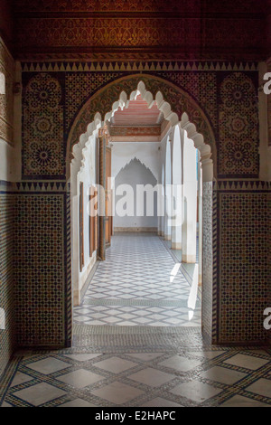 Blick auf eine Galerie, die den Ehrenhof am El Bahia Palast in Marrakesch, Marokko, Nordafrika umgibt. Stockfoto