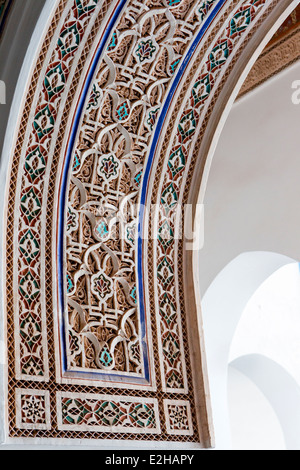 Detail von einem kunstvoll verzierten Bogen im El Bahia Palast in Marrakesch, Marokko, Nordafrika. Stockfoto