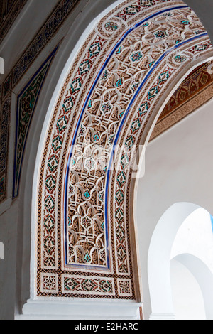 Detail von einem kunstvoll verzierten Bogen im El Bahia Palast in Marrakesch, Marokko, Nordafrika. Stockfoto