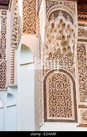 Detail die kunstvoll geschnitzten Stuckarbeiten im El Bahia Palast in Marrakesch, Marokko, Nordafrika. Stockfoto