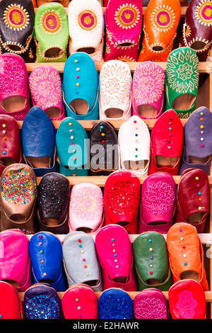 Bunte Babouches angezeigt in den Souks von Marrakesch in Marokko, Nordafrika. Stockfoto