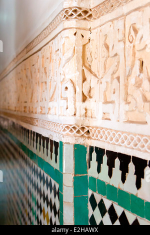 Detail der feine Schnitzerei und Fliesenarbeiten an Ben Youssef Medersa in Marrakesch, Marokko, Nordafrika. Stockfoto