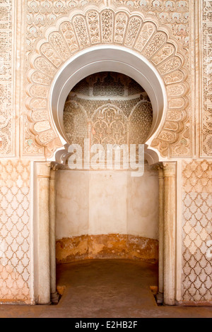 Eine dekorative hufeisenförmige Bogen am Ben Youssef Medersa in Marrakesch, Marokko, Nordafrika. Stockfoto