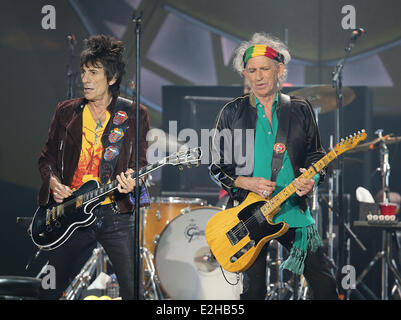 Düsseldorf, Deutschland. 19. Juni 2014. Britische neue Ron Wood und Keith Richards (R) der Rockband Rolling Stones führt auf der Bühne während eines Konzerts in Düsseldorf, 19. Juni 2014. Foto: Oliver Berg/Dpa/Alamy Live News Stockfoto