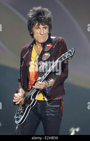 Düsseldorf, Deutschland. 19. Juni 2014. Britischer Gitarrist Ron Wood der Rockband Rolling Stones führt auf der Bühne während eines Konzerts in Düsseldorf, 19. Juni 2014. Foto: Oliver Berg/Dpa/Alamy Live News Stockfoto